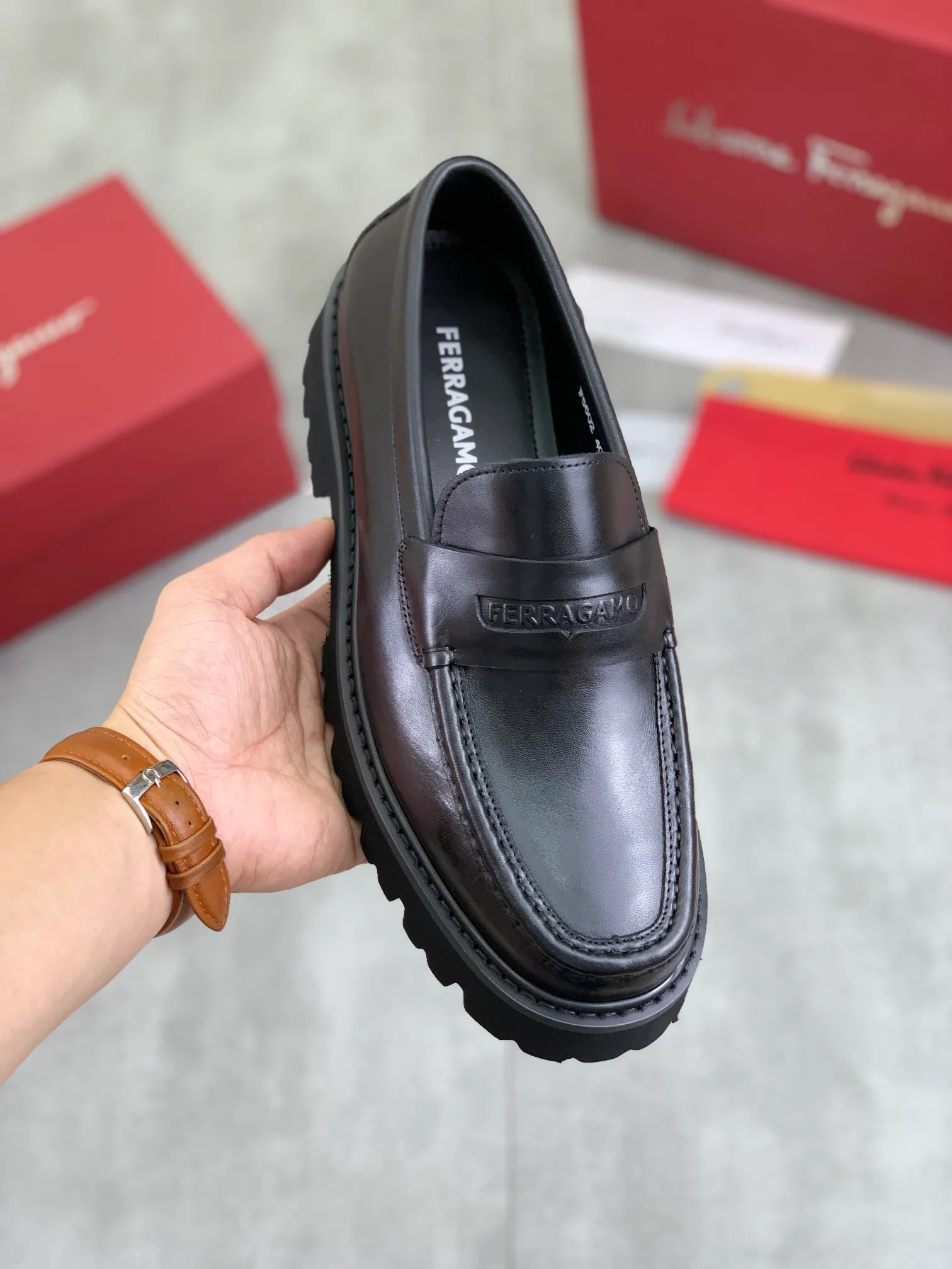 Men's Men's Shoes 💰P460💰[New Style] Water-dyed Niuli 🆘[Salvatore Ferragamo] Ferragamo's latest casual business leather shoes for men! Available at counters simultaneously! The fabric is made of specially imported original calfskin, the lining is made of imported water-dyed cowhide, and the original lightweight foam outsole is absolutely luxurious and leads the fashion trend. Matching code: 38-45; 3️⃣ colors available